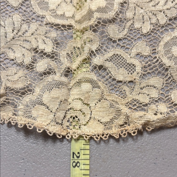 Vintage Cream Lace Floral , not sure what this is except it’s old! - Picture 2 of 5